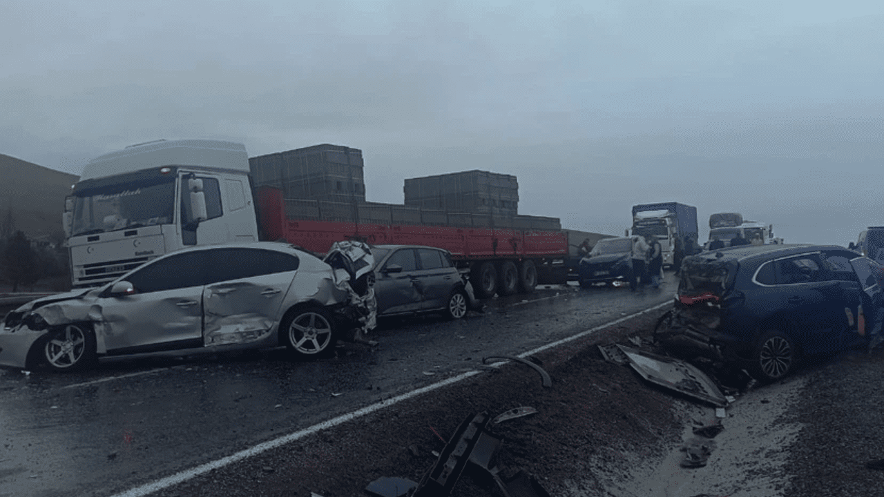 Kontrolden Çıkan Yolcu Otobüsü Dehşet Saçtı! 10 araca çarptı, 7 yaralı