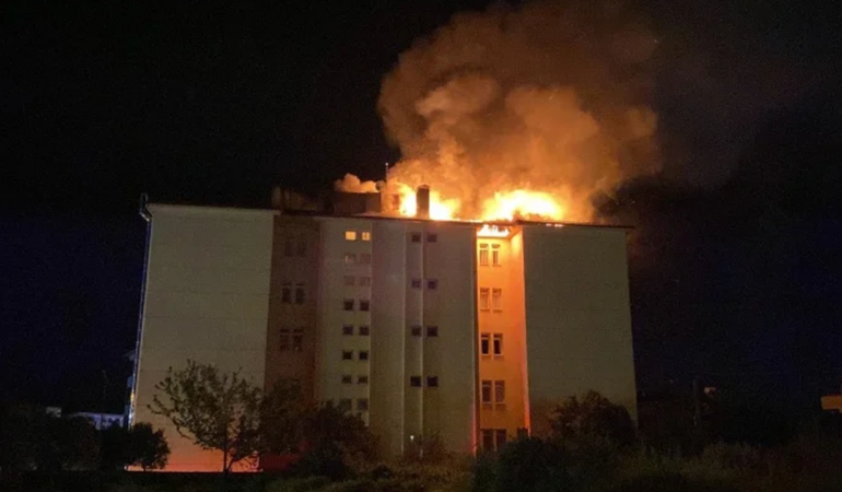 Lise Yurdunda Korkutan Yangın! 46 Öğrenci Tahliye Edildi