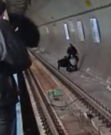 Metroda İntihar Girişimi: Vatandaşlar Canlarını Hiçe Sayıp Raylara Atladı