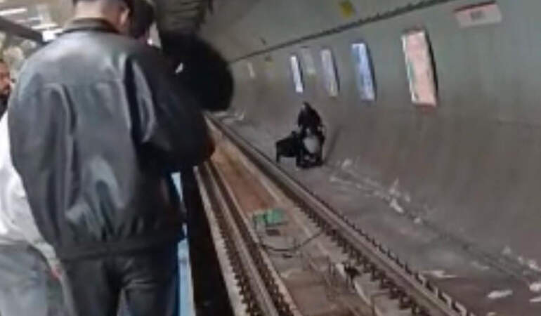 Metroda İntihar Girişimi: Vatandaşlar Canlarını Hiçe Sayıp Raylara Atladı