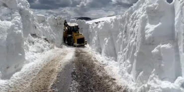 Nisan Ayında Sibirya Manzarası: İş Makineleri 4 Metrelik ‘Beyaz Duvarlar’ Arasında Kayboldu