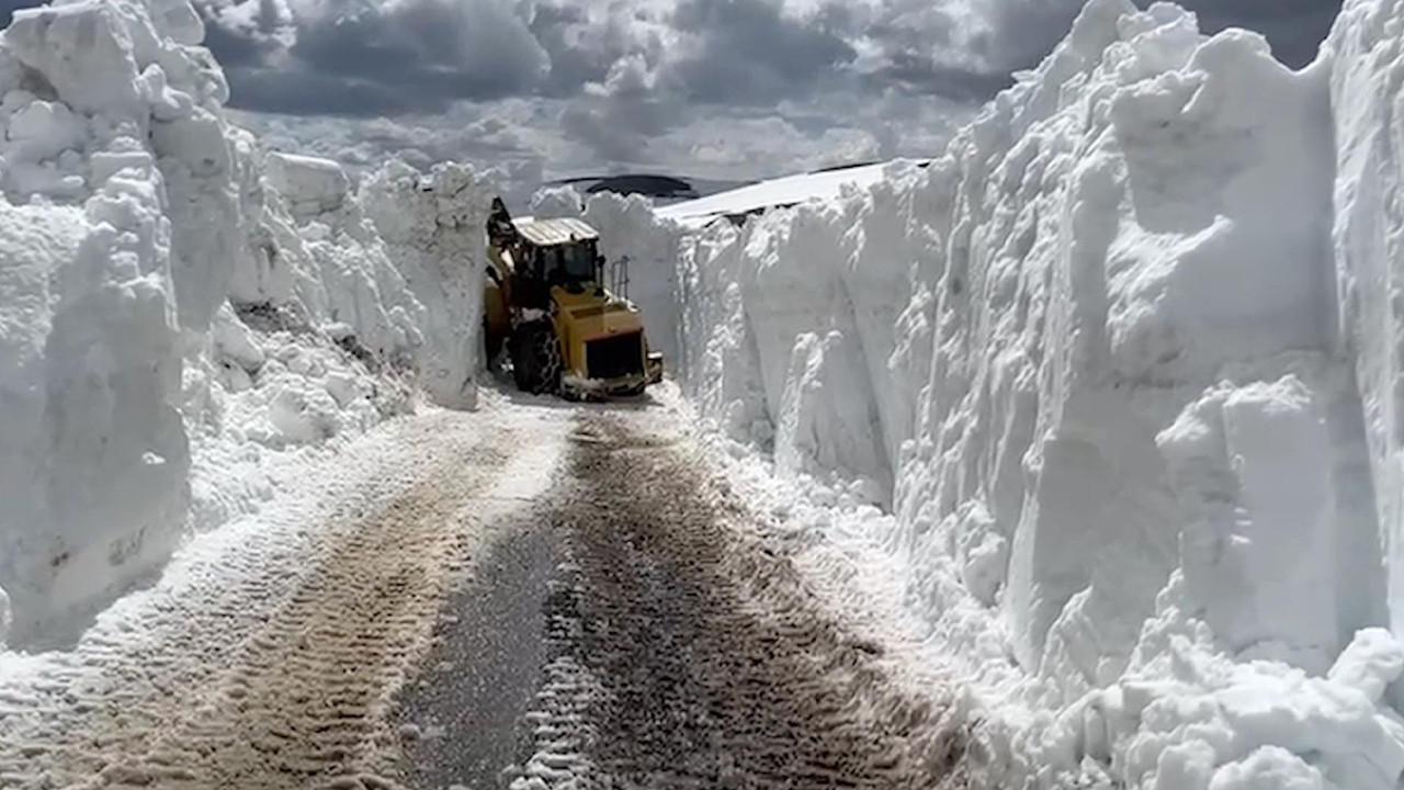 Nisan Ayında Sibirya Manzarası: İş Makineleri 4 Metrelik ‘Beyaz Duvarlar’ Arasında Kayboldu