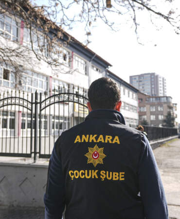 Okullarda Kırmızı Alarm: Her Kapıda En Az 2 Polis