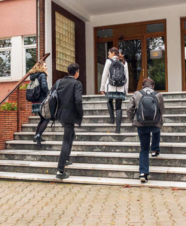 Okullarda Yeni Yasaklar: Güvenlik Önlemleri Artırıldı, Velilere Kısıtlama Geldi