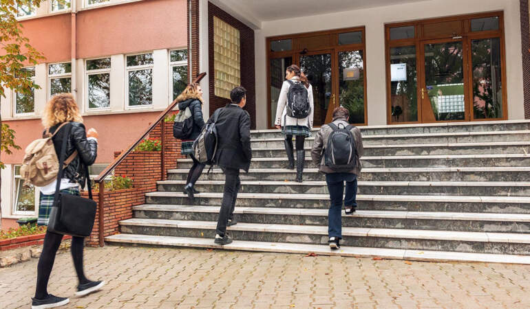 Okullarda Yeni Yasaklar: Güvenlik Önlemleri Artırıldı, Velilere Kısıtlama Geldi