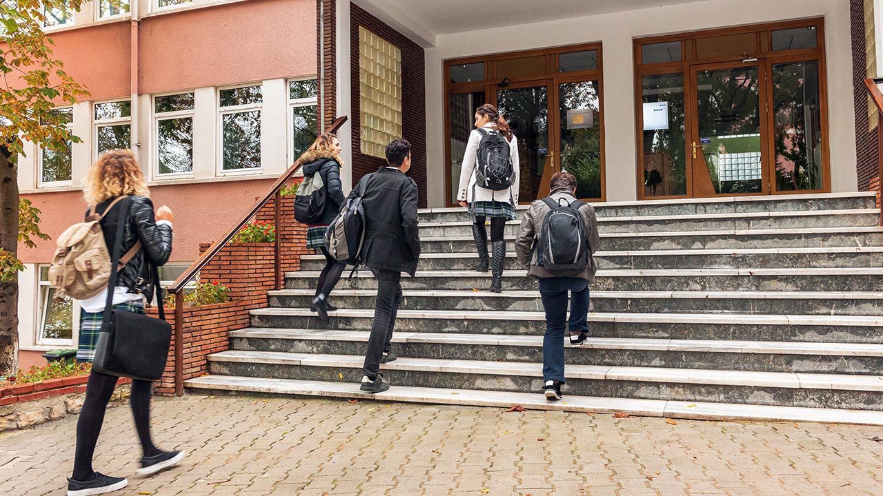 Okullarda Yeni Yasaklar: Güvenlik Önlemleri Artırıldı, Velilere Kısıtlama Geldi