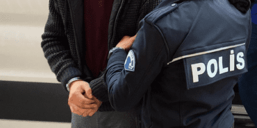 Polis Yeleğiyle Yayın Yaptı, Yakayı Ele Verdi