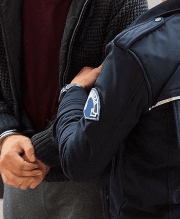 Polis Yeleğiyle Yayın Yaptı, Yakayı Ele Verdi