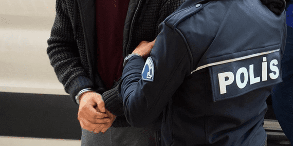 Polis Yeleğiyle Yayın Yaptı, Yakayı Ele Verdi