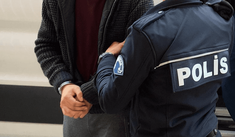 Polis Yeleğiyle Yayın Yaptı, Yakayı Ele Verdi