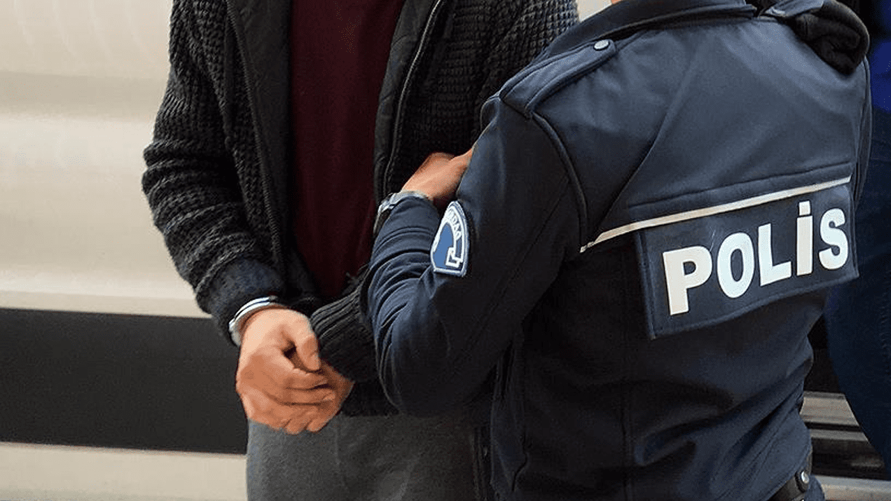 Polis Yeleğiyle Yayın Yaptı, Yakayı Ele Verdi