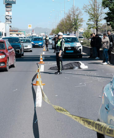 Reklam Afişi Asan İşçi Önce Üst Geçitten Düştü, Sonra Otomobilin Altında Kaldı