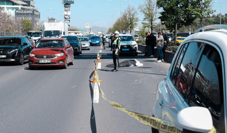 Reklam Afişi Asan İşçi Önce Üst Geçitten Düştü, Sonra Otomobilin Altında Kaldı