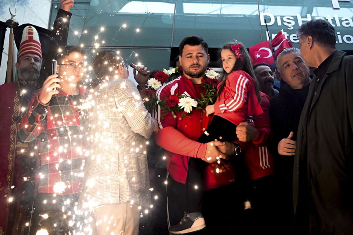 Rekortmen milli güreşçi Rıza Kayaalp’e başkentte coşkulu karşılama