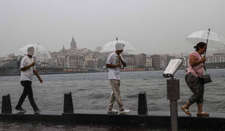 Sağanak Yağış İstanbul’a Geri Geliyor: Gündüz Bahar Gece Kış Yaşanacak