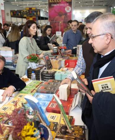 Hacıfazlıoğlu, Kitap Fuarı’nda Okurlarla Buluştu