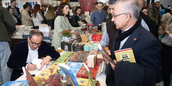 Hacıfazlıoğlu, Kitap Fuarı’nda Okurlarla Buluştu