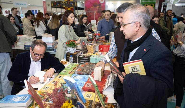 Hacıfazlıoğlu, Kitap Fuarı’nda Okurlarla Buluştu