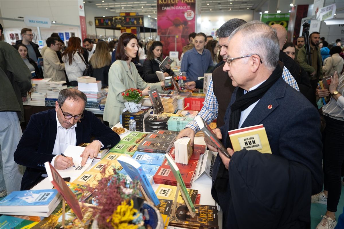 Hacıfazlıoğlu, Kitap Fuarı’nda Okurlarla Buluştu