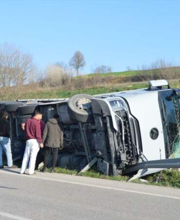 Havza’da Tır Devrildi, Sürücü Yaralandı