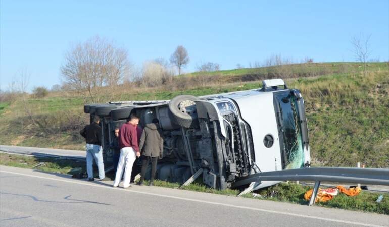 Havza’da Tır Devrildi, Sürücü Yaralandı