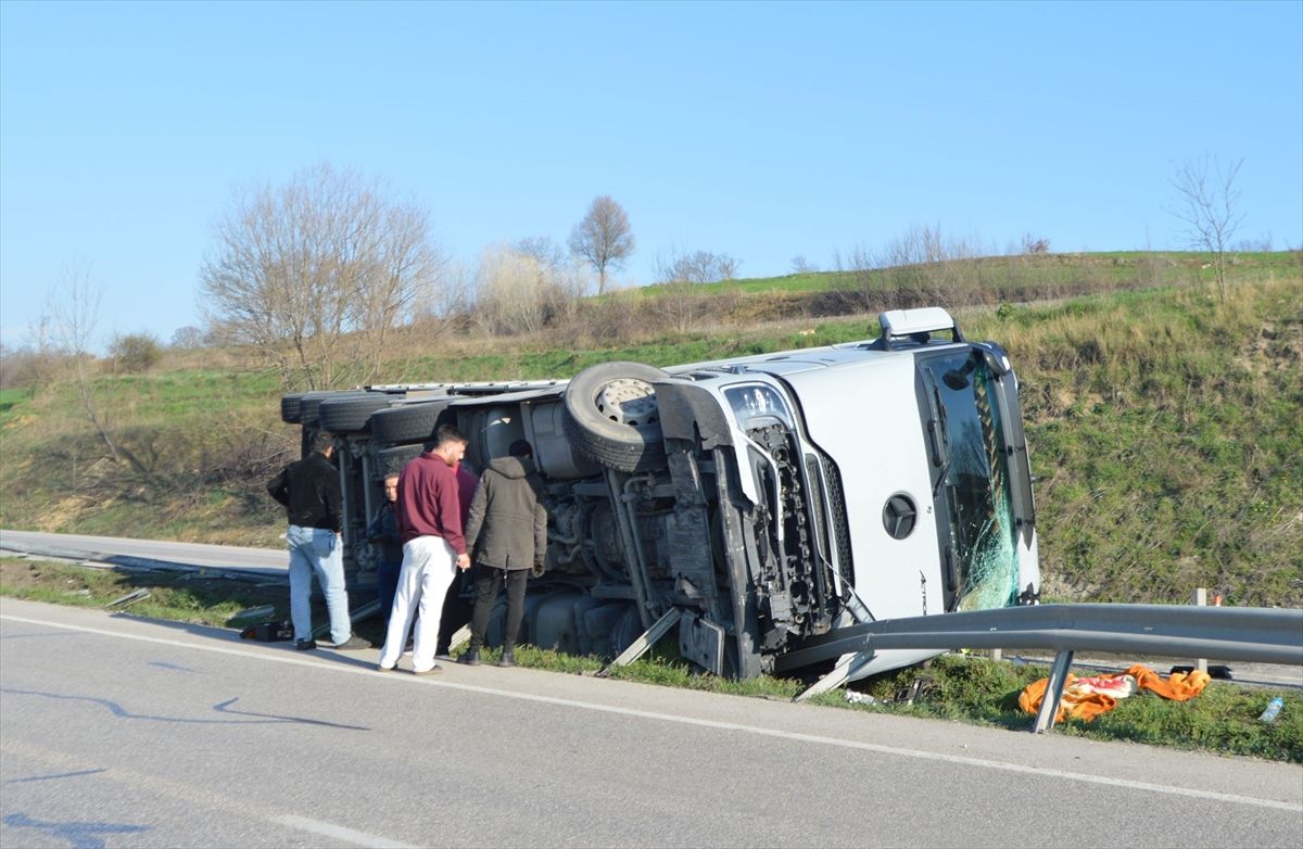 Havza’da Tır Devrildi, Sürücü Yaralandı