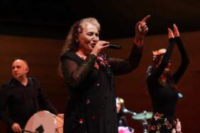 Suzan Kardeş Bahara Davet Konserinde Çaldı