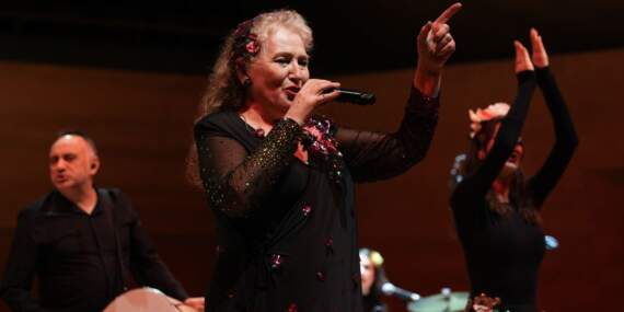 Suzan Kardeş Bahara Davet Konserinde Çaldı