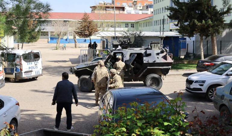 Şanlıurfa’da Liseye Kanlı Baskın: Av Tüfeğiyle Girdi Rastgele Ateş Açtı, İntihar Etti! Yaralılar Var