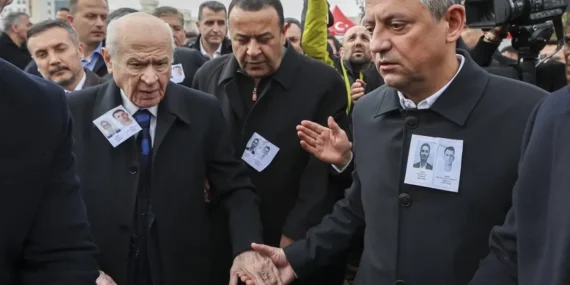 Şehit cenazesinde dikkat çeken anlar! Özel ile Bahçeli yan yana