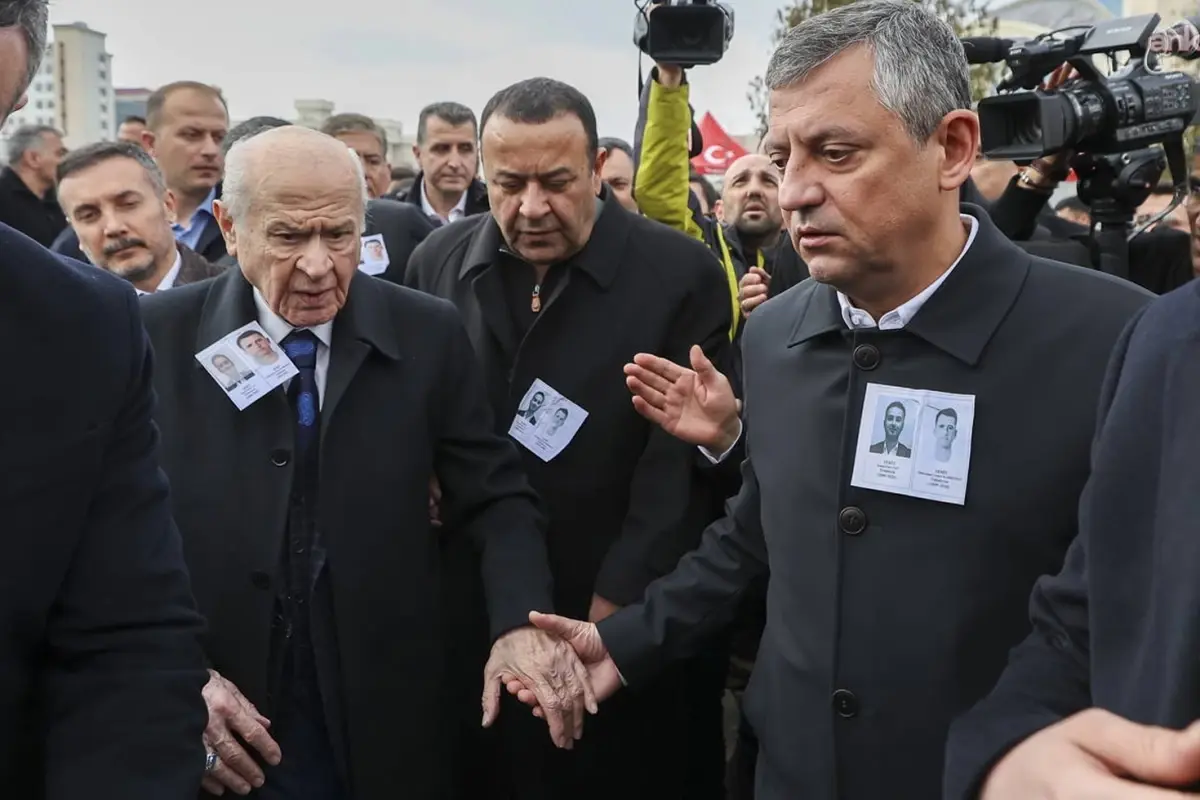 Şehit cenazesinde dikkat çeken anlar! Özel ile Bahçeli yan yana