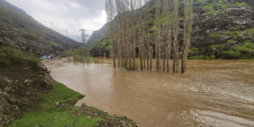 Şemdinli-Derecik Kara Yolu Dere Taşması Sonucu Kapandı