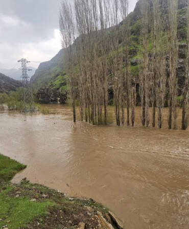 Şemdinli-Derecik Kara Yolu Dere Taşması Sonucu Kapandı