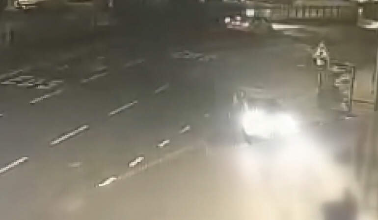 Şişhane’de Dehşet Anları! Otomobilin Çarptığı Motosiklet Durağa Daldı