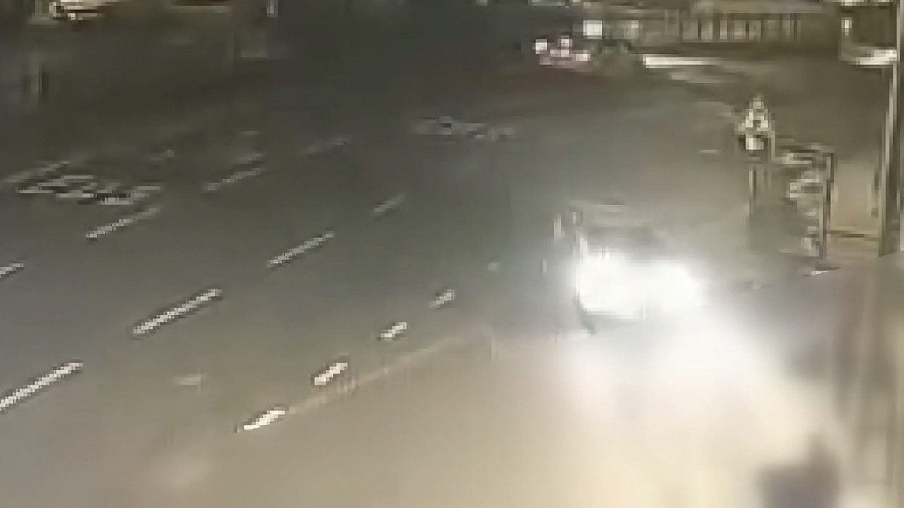 Şişhane’de Dehşet Anları! Otomobilin Çarptığı Motosiklet Durağa Daldı