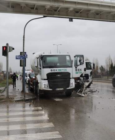 Çubuk’ta Beton Mikserleri Çarpıştı
