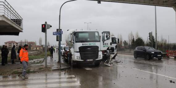 Çubuk’ta Beton Mikserleri Çarpıştı