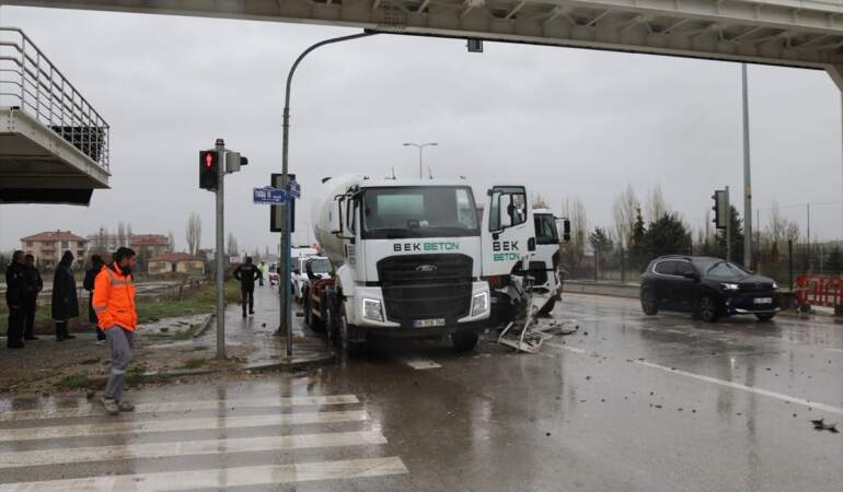 Çubuk’ta Beton Mikserleri Çarpıştı