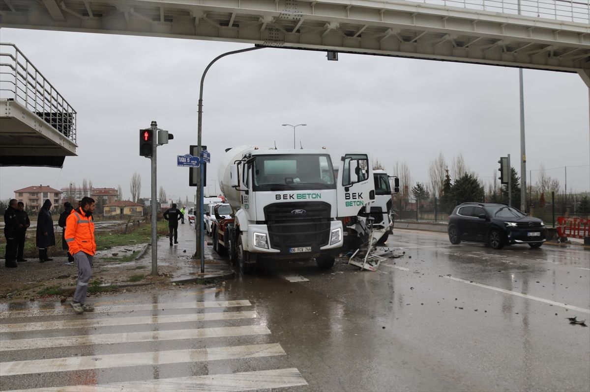 Çubuk’ta Beton Mikserleri Çarpıştı