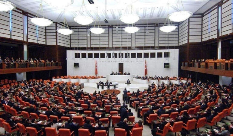 TBMM’de Milyonları İlgilendiren Yasa Teklifi Görüşülecek: Doğum İzni ve 15 Yaş Altına Sosyal Medya Yasağı