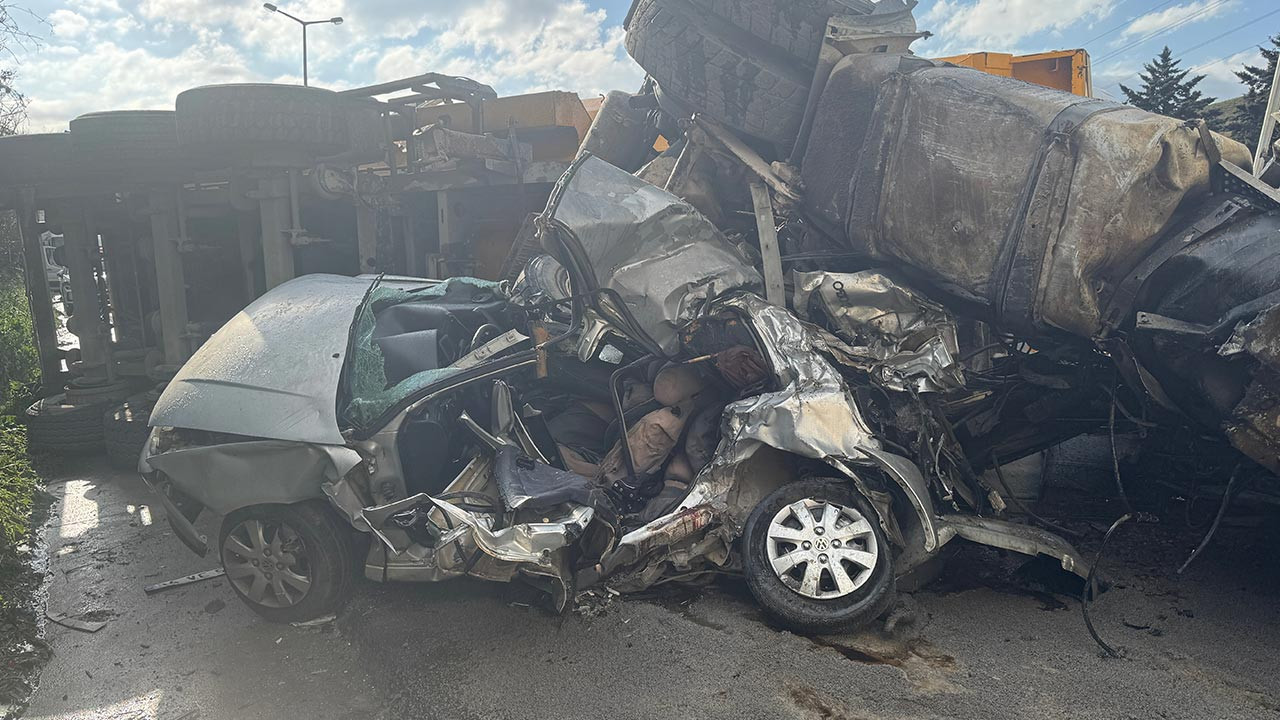 TEM’de Feci Kaza! Kağıt Gibi Ezilen Araçta İki Kişi Hayatını Kaybetti