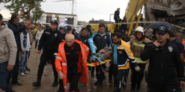 Yıkım Sırasında Korku Dolu Anlar! Göçük Altında Kalan Operatör Kurtarıldı