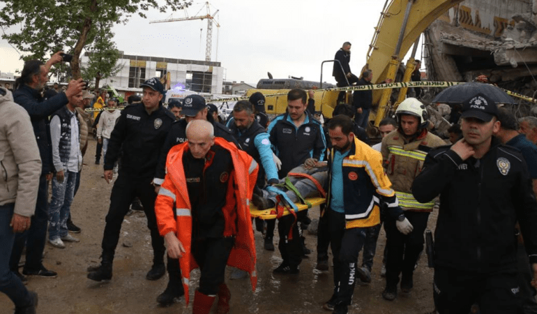 Yıkım Sırasında Korku Dolu Anlar! Göçük Altında Kalan Operatör Kurtarıldı