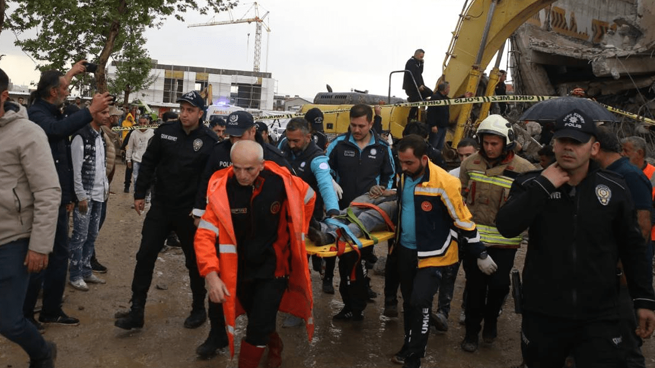 Yıkım Sırasında Korku Dolu Anlar! Göçük Altında Kalan Operatör Kurtarıldı