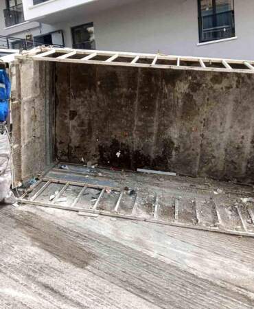 Yokuşta ilerleyemeyen kamyonetini araçlara çarpmamak için bilerek devirdiğini iddia etti