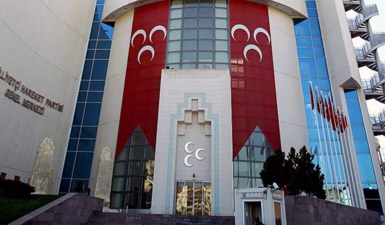 MHP’de bir görevden alma daha