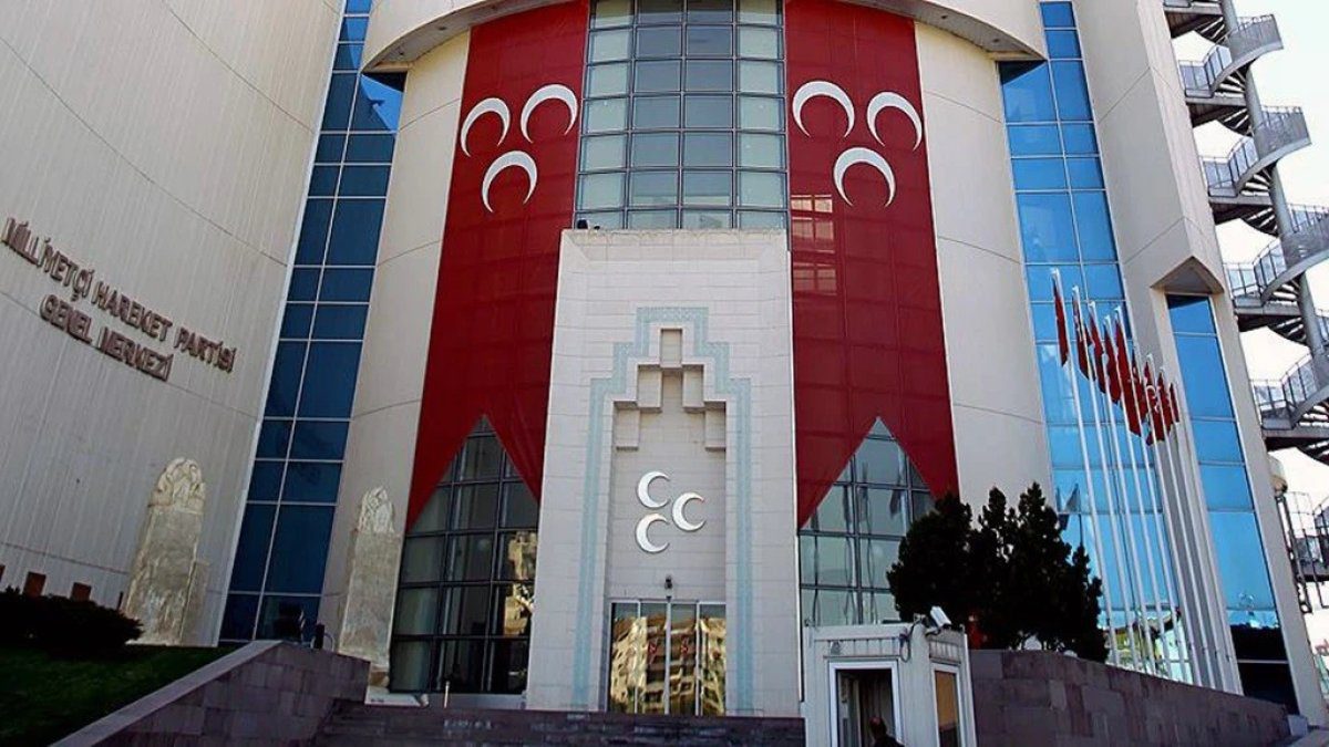 MHP’de bir görevden alma daha