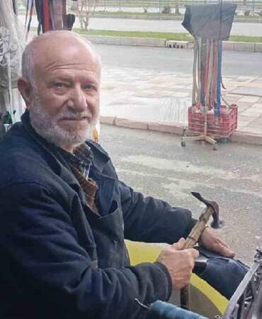 45 yıldır baba mesleğini yapıyor, şimdiler yapan pek bulunmuyor! Çırak yok denecek kadar az