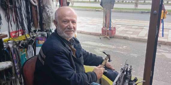 45 yıldır baba mesleğini yapıyor, şimdiler yapan pek bulunmuyor! Çırak yok denecek kadar az