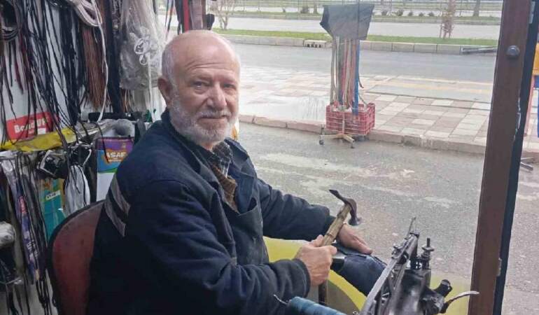 45 yıldır baba mesleğini yapıyor, şimdiler yapan pek bulunmuyor! Çırak yok denecek kadar az